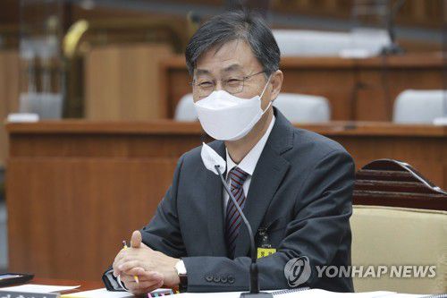 미소와 함께 답변을...(서울=연합뉴스) 하사헌 기자 = 최재해 감사원장 후보자가 2일 오전 국회에서 열린 인사청문회에서 질의에 답변하고 있다. 2021.11.2 [국회사진기자단] toadboy@yna.co.kr