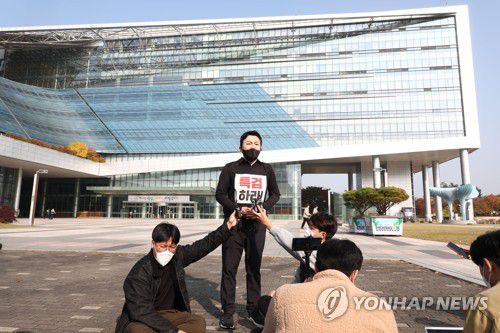 답변하는 원희룡(성남=연합뉴스) 대장동 의혹 특검 수용을 촉구하며 1인 도보 시위에 나선 국민의힘 원희룡 대선 경선 후보가 2일 오전 경기도 성남 분당구 성남시청 앞에서 현장간담회를 열고 취재진의 질문에 답하고 있다. 2021.11.2 [국회사진기자단] photo@yna.co.kr