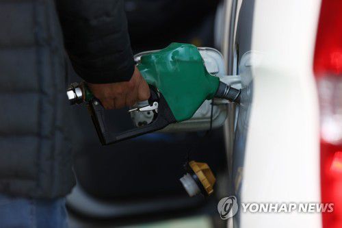 비싼 기름, 한방울까지 '탈탈'(서울=연합뉴스) 신준희 기자 = 2일 서울시내 한 알뜰주유소를 찾은 고객이 자동차에 주유를 하고 있다. .      정부는 이날 물가관계차관회의를 열고 정유사 직영 주유소와 알뜰주유소가 오는 12일부터 정부의 유류세 인하 조치를 판매 가격에 즉시 반영하도록 조치를 취하기로 했다. 2021.11.2 hama@yna.co.kr