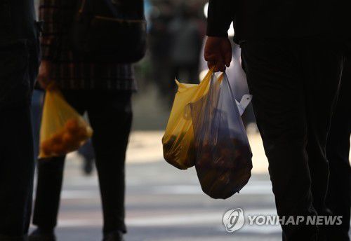 10월 소비자물가 3.2%↑(서울=연합뉴스) 박동주 기자 = 2일 서울 망원시장에서 시민들이 장을 보고 있다.      지난달 소비자물가가 3.2% 올라 9년 9개월 만에 최고 상승률을 기록했다. 국제유가 상승으로 석유류가 크게 올랐고 달걀·돼지고기 등 축산물도 상승했다. 여기에 지난해 10월 통신비 지원 정책에 따른 기저효과까지 맞물리면서 근 10년 만에 물가 상승률이 3%대로 치솟았다. 2021.11.2 pdj6635@yna.co.kr