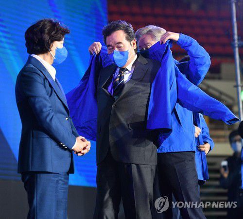 이낙연 전 대표에게 파란색 옷 입혀주는 이재명 후보(서울=연합뉴스) 더불어민주당 이재명 대선 후보가 2일 서울 올림픽경기장 KSPO돔에서 열린 더불어민주당 제20대 대통령선거 선거대책위원회 출범식에서 이낙연 전 대표에게 파란색 옷을 입혀주고 있다. 2021.11.2 [국회사진기자단] toadboy@yna.co.kr