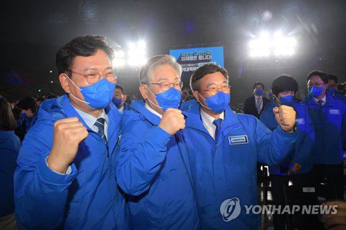 포즈 취하는 이재명 후보와 송영길 대표, 윤호중 원내대표(서울=연합뉴스) 더불어민주당 이재명 대선 후보와 송영길 대표, 윤호중 원내대표가 2일 서울 올림픽경기장 KSPO돔에서 열린 더불어민주당 제20대 대통령선거 선거대책위원회 출범식에서 포즈를 취하고 있다. 2021.11.2 [국회사진기자단] toadboy@yna.co.kr