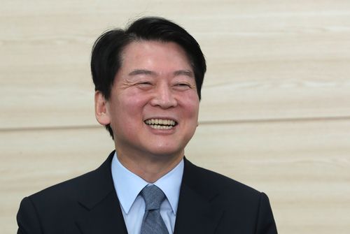 연합뉴스와 인터뷰하는 안철수 대표    (서울=연합뉴스) 하사헌 기자 = 대선 출마를 선언한 국민의당 안철수 대표가 2일 서울 여의도 당사에서 연합뉴스와 인터뷰하고 있다. 2021.11.3     toadboy@yna.co.kr (끝)