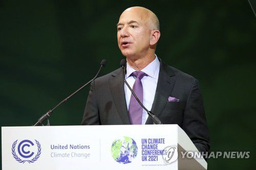 COP26에서 발언하는 제프 베이조스 아마존 창업자(글래스고 AP=연합뉴스) 제프 베이조스 아마존 창업자가 2일(현지시간) 영국 글래스고에서 열린 COP26에서 발언하고 있다. 2021.11.3. photo@yna.co.kr