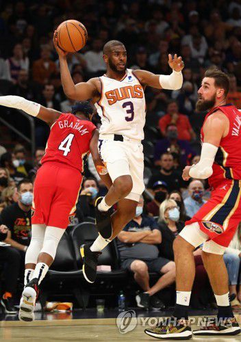 패스하는 크리스 폴(3번)[Mark J. Rebilas-USA TODAY Sports/로이터=연합뉴스]