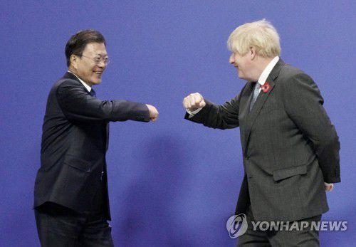 영국 총리와 인사하는 문재인 대통령(글래스고=연합뉴스) 최재구 기자 = 문재인 대통령이 1일(현지시간)영국 글래스고 스코틀랜드 이벤트 캠퍼스(SEC)에서 열린 제26차 유엔 기후변화협약 당사국총회(COP26)에 참석, 의장국인 영국의 보리스 존슨 총리와 인사하고 있다. 2021.11.1 jjaeck9@yna.co.kr