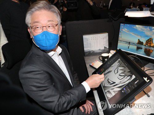 웹툰 작업 체험하는 이재명(서울=연합뉴스) 더불어민주당 이재명 대선 후보가 3일 오후 경기도 부천테크노밸리 U1센터에서 진행된 'K-웹툰의 역사를 다시 쓰는 웹툰 작가들과 만나다' 간담회에서 웹툰 작업을 직접 체험해 보고 있다. 2021.11.3 [국회사진기자단] uwg806@yna.co.kr