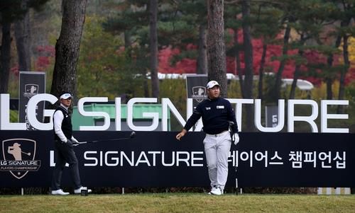 1번홀 티샷을 마친 박상현(좌)과 김주형[KPGA 제공. 재판매 및 DB 금지]