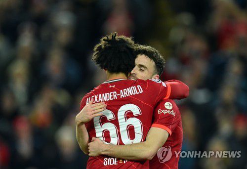 알렉산더아널드와 포옹한 조타[EPA=연합뉴스]