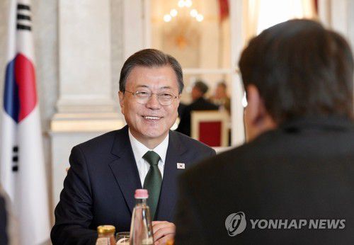 한-헝가리 정상회담하는 문재인 대통령(부다페스트=연합뉴스) 최재구 기자 = 헝가리를 국빈방문 중인 문재인 대통령이 3일(현지시간) 헝가리 부다페스트 대통령궁에서 야노쉬 아데르 헝가리 대통령과 정상회담을 하고 있다. 2021.11.3 jjaeck9@yna.co.kr