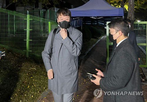 공수처 나서는 김웅 의원(과천=연합뉴스) 이대희 기자 = 이른바 '고발 사주' 의혹 사건과 관련해 정치권 창구로 지목된 국민의힘 김웅 의원이 3일 오후 정부과천청사 고위공직자범죄수사처에서 조사를 받은 뒤 나서고 있다. 2021.11.3 2vs2@yna.co.kr