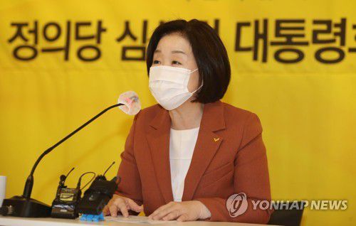 대구서 기자회견 하는 심상정(대구=연합뉴스) 김현태 기자 = 정의당 심상정 대선 후보가 4일 대구 YMCA 100주년 기념관에서 기자회견을 하고 있다. 2021.11.4 mtkht@yna.co.kr