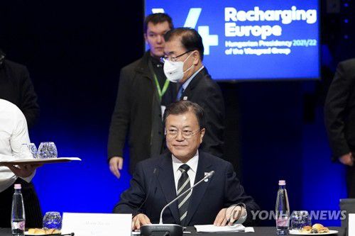 한-비세그라드 그룹(V4) 정상회의 참석한 문 대통령(부다페스트=연합뉴스) 최재구 기자 = 헝가리를 국빈 방문 중인 문재인 대통령이 4일(현지시각) 헝가리 부다페스트 바르케르트 바자르 정상회의장에서 열린 한-비세그라드 그룹(V4.헝가리·폴란드·체코·슬로바키아) 정상회의에 참석하고 있다.   이날 회의에는 안드레이 바비시 체코 총리, 문재인 대통령, 빅토르 오르반 헝가리 총리, 에두아르트 헤게르 슬로바키아 총리, 마테우시 모라비에츠키 폴란드 총리가 참석했다.  2021.11.4 jjaeck9@yna.co.kr