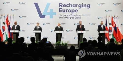 한-V4 공동 언론발표 하는 문 대통령(부다페스트=연합뉴스) 최재구 기자 = 헝가리를 국빈 방문 중인 문재인 대통령이 4일(현지시간) 헝가리 부다페스트 바르케르트 바자르 기자회견장에서 한-비세그라드 그룹(V4.헝가리·폴란드·체코·슬로바키아) 공동 언론 발표를 하고 있다.  왼쪽부터 안드레이 바비시 체코 총리, 문재인 대통령, 빅토르 오르반 헝가리 총리, 에두아르트 헤게르 슬로바키아 총리, 마테우시 모라비에츠키 폴란드 총리2021.11.4 jjaeck9@yna.co.kr