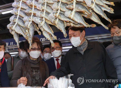 가락시장 찾은 윤석열(서울=연합뉴스) 이정훈 기자 = 국민의힘 윤석열 대선 후보가 6일 오전 서울 송파구 가락농수산물종합도매시장을 방문, 건어물 상점 상인들과 대화하고 있다. 2021.11.6 uwg806@yna.co.kr