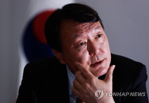 국민의힘 윤석열 대선후보 인터뷰(서울=연합뉴스) 홍해인 기자 = 국민의힘 윤석열 대선 후보가 7일 오후 서울 종로구 캠프 사무실에서 연합뉴스와 인터뷰를 하고 있다. 2021.11.7 hihong@yna.co.kr