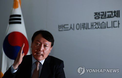 대선 공약 설명하는 윤석열 후보(서울=연합뉴스) 홍해인 기자 = 국민의힘 윤석열 대선 후보가 7일 오후 서울 종로구 캠프 사무실에서 연합뉴스와 인터뷰를 하고 있다. 2021.11.7 hihong@yna.co.kr