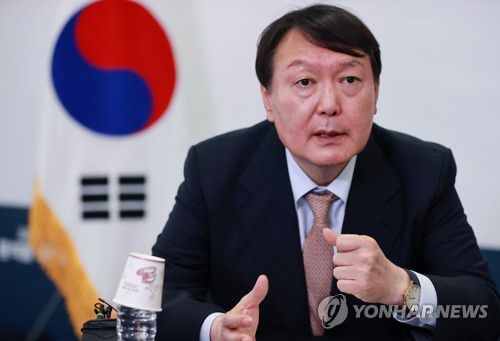 인터뷰 하는 국민의힘 윤석열 대선후보(서울=연합뉴스) 홍해인 기자 = 국민의힘 윤석열 대선 후보가 7일 오후 서울 종로구 캠프 사무실에서 연합뉴스와 인터뷰를 하고 있다. 2021.11.7 hihong@yna.co.kr