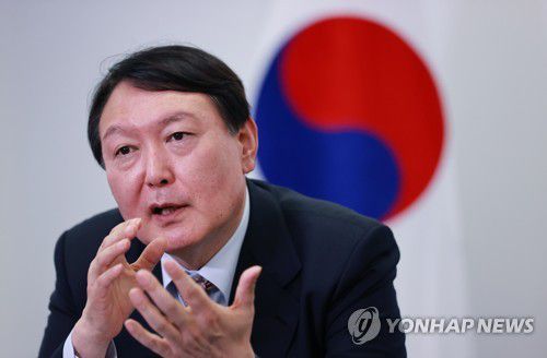 인터뷰 하는 윤석열 대선후보(서울=연합뉴스) 홍해인 기자 = 국민의힘 윤석열 대선 후보가 7일 오후 서울 종로구 캠프 사무실에서 연합뉴스와 인터뷰를 하고 있다. 2021.11.7 hihong@yna.co.kr