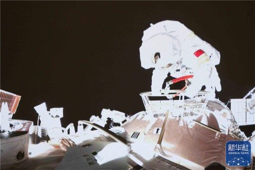 우주선 밖으로 나오는 중국 여성 우주비행사 왕야핑[신화통신 캡처. 재판매 및 DB 금지]