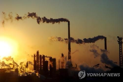 중국 톈진의 공장 굴뚝에서 배출되는 연기[EPA=연합뉴스 자료사진]
