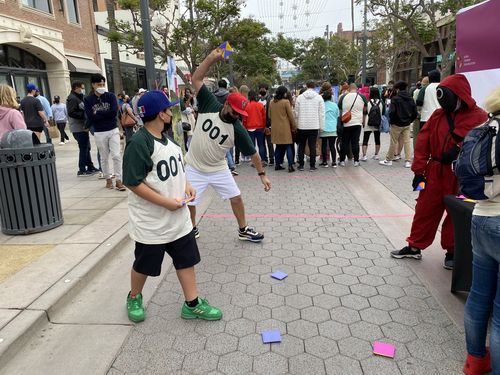 LA에서 열린 '오징어 게임' 행사에서 딱지치기하는 아빠와 아들(로스앤젤레스=연합뉴스) 정윤섭 특파원 = 7일(현지시간) 미국 LA 샌타모니카 다운타운에서 열린 '오징어 게임' 행사에서 아빠와 아들이 딱지치기하고 있다. 2021.11.08 jamin74@yna.co.kr