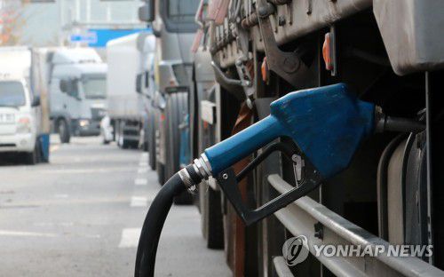 한방울도 아까운 요소수(진해=연합뉴스) 손형주 기자 = 요소수 공급 부족이 지속되고 있는 5일 창원시 진해구 부산신항 웅동 배후단지 주변에 차려진 요소수 판매 노점상에서 화물트럭들이 요소수를 넣고 있다. 한 화물기사는 "요소수를 넣기 위해 2시간을 기다렸는데 넣을 수 있는 것도 다행이라고 생각하며 기다렸다"고 말했다. 2021.11.5 handbrother@yna.co.kr