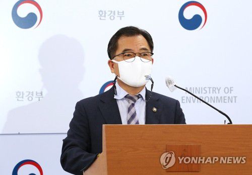 요소수 및 요소 불법유통 관련 합동 조사계획 발표(세종=연합뉴스) 김주형 기자 = 홍정기 환경부 차관이 8일 오전 세종시 정부세종청사에서 '경유차 촉매제(요소수) 및 요소 불법유통'과 관련해 산업통상자원부, 공정거래위원회, 국세청, 관세청, 경찰청 등 관계부처 합동 조사계획을 발표하고 있다. 2021.11.8 kjhpress@yna.co.kr