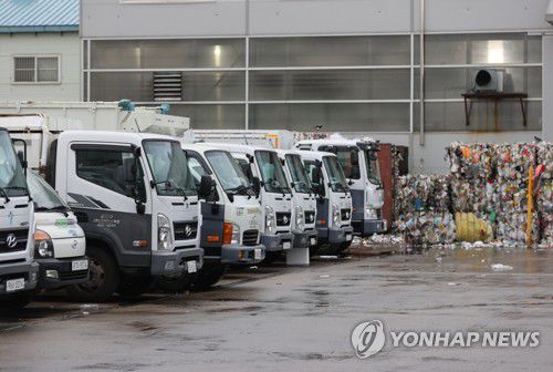 요소수 품귀에  쓰레기 수거도 비상(서울=연합뉴스) 서명곤 기자 = 요소수 품귀 사태로 서울시의 쓰레기 수거 차량, 시내버스 운행 등에도 차질이 우려되고 있다.      8일 서울시에 따르면 서울시 25개 자치구의 청소 차량은 총 3천236대로, 이 중 쓰레기 수집·운반 차량(2천286대)의 절반가량(1천171대)이 요소수가 필요한 차량인 것으로 파악됐다. 사진은 8일 오후 서울시 한 자원회수센터 앞에 주차된 쓰레기 수거 차량. 2021.11.8 seephoto@yna.co.kr