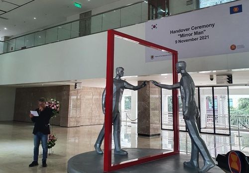 유영호 작가 네 번째 '미러맨' 자카르타 아세안 사무국 설치[주아세안 한국대표부 제공·재판매 및 DB 금지]