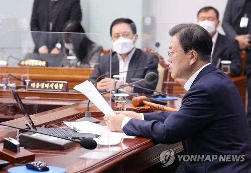 발언하는 문재인 대통령(서울=연합뉴스) 안정원 기자 = 문재인 대통령이 9일 오전 청와대 영상회의실에서 열린 국무회의에서 발언하고 있다. 2021.11.9 jeong@yna.co.kr