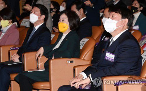 여성대회 참석한 윤석열ㆍ심상정ㆍ안철수(서울=연합뉴스) 백승렬 기자 = 국민의힘 윤석열 대선 후보(오른쪽부터), 정의당 심상정 대선 후보, 국민의당 안철수 대선 후보가 9일 오후 서울 강남구 삼성동 코엑스에서 열린 제56회 전국여성대회에 참석해 자리에 앉아 있다. 2021.11.9 srbaek@yna.co.kr