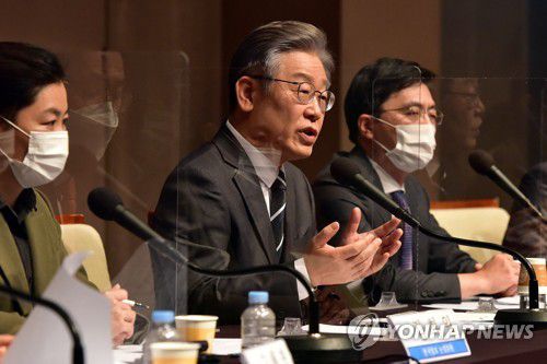 관훈 토론회에서 답변하는 이재명 후보(서울=연합뉴스) 더불어민주당 이재명 대선 후보가 10일 서울 중구 한국프레스센터에서 열린 관훈클럽 초청 토론회에서 질문에 답변하고 있다. 2021.11.10 [국회사진기자단] toadboy@yna.co.kr