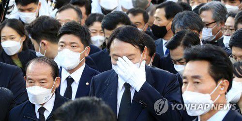 5·18 민주묘지 빠져나오는 윤석열(광주=연합뉴스) 이정훈 기자 = 국민의힘 윤석열 대선후보가 10일 광주 북구 국립 5·18 민주묘지 참배를 마친 뒤 걸어 나오고 있다.     윤 후보는 이날 5·18 민주묘지 추모탑에 헌화·분향하려 했으나 반대하는 시민들에 가로막혀 추모탑 입구에서 묵념으로 참배를 대신했다. 2021.11.10 [공동취재] uwg806@yna.co.kr