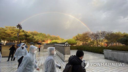 윤석열 참배 마치자 5·18묘지에 뜬 무지개(광주=연합뉴스) 정회성 기자 = 10일 오후 국민의힘 윤석열 대선후보가 추모 의식을 마친 광주 북구 운정동 국립5·18민주묘지에서 바라본 동쪽 하늘에 무지개가 떠 있다. 2021.11.10 hs@yna.co.kr