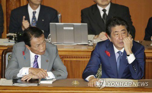 아베 신조 전 총리(오른쪽)와 아소 다로 자민당 부총재[교도=연합뉴스 자료사진]
