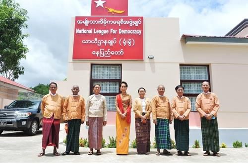 징역 75년이 선고된 난 킨 트웨 민 전(前) 카렌주 수석장관(왼쪽에서 5번째)이 아웅산 수치 전 국가고문(왼쪽에서 4번째) 등과 함께 지난해 찍은 사진.  [NLD/미얀마 나누 캡처. 재판매 및 DB 금지] [2021.11.10 송고]