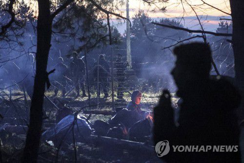 폴란드 국경수비대와 대치하는 이민자들2021년 11월 10일 폴란드 국경에 인접한 벨라루스 그로드노 비역에서 유럽행을 원하는 중동 출신 이민자들이 철조망을 사이에 두고 폴란드 국경수비대와 대치하고 있다. [AP=연합뉴스, 재판매 및 DB 금지]