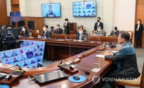 APEC 화상 정상회의에서 발언하는 문 대통령(서울=연합뉴스) 안정원 기자 = 문재인 대통령이 12일 오후 청와대에서 화상으로 진행된 제28차 아시아태평양경제협력체(APEC) 정상회의에 참석, 발언하고 있다. 2021.11.12 jeong@yna.co.kr