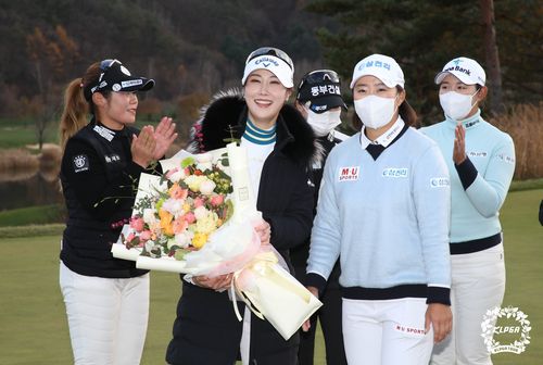 은퇴하는 김하늘에 꽃다발을 증정하는 동료 선수들.[KLPGA 제공. 재판매 및 DB 금지]