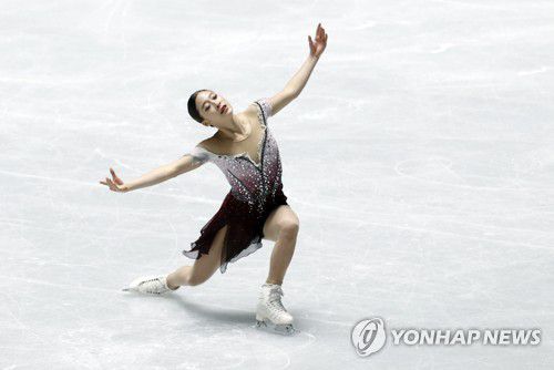 연기 펼치는 유영피겨스케이팅 여자 싱글 간판 유영이 13일 일본 도쿄 요요기 국립경기장에서 열린 2021-2022 국제빙상경기연맹(ISU) 피겨스케이팅 시니어 그랑프리 4차 대회 NHK트로피 여자 싱글 프리스케이팅에서 우아한 연기를 펼치고 있다. [로이터=연합뉴스]