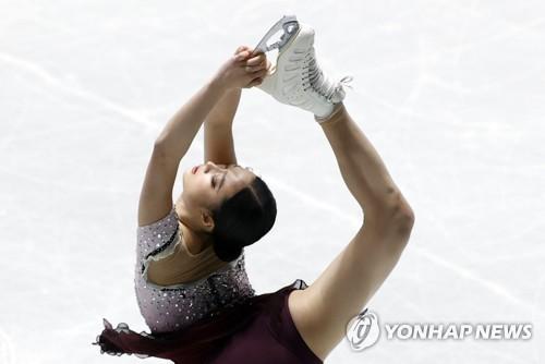연기 펼치는 유영피겨스케이팅 여자 싱글 간판 유영이 13일 일본 도쿄 요요기 국립경기장에서 열린 2021-2022 국제빙상경기연맹(ISU) 피겨스케이팅 시니어 그랑프리 4차 대회 NHK트로피 여자 싱글 프리스케이팅에서 우아한 연기를 펼치고 있다. [로이터=연합뉴스]