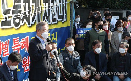 대우조선소 노조와 대화에서 발언하는 이재명 대선후보(거제=연합뉴스) 백승렬 기자 = 더불어민주당 이재명 대선후보가 14일 경남 거제시 대우조선소 정문 앞에서 대우조선소 노조·시민대책위 타운홀 미팅에서 발언하고 있다. 2021.11.14 srbaek@yna.co.kr