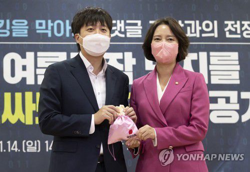 이준석, 비단주머니 1호 '크라켄' 공개(서울=연합뉴스) 이정훈 기자 = 국민의힘 이준석 대표와 이영 디지털소통위원장이 14일 오후 국회 의원회관에서 비단주머니 1호인 '크라켄' 프로그램을 공개하고 있다. 2021.11.14 [국회사진기자단] uwg806@yna.co.kr