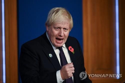 보리스 존슨 영국 총리(런던 로이터=연합뉴스) 14일(현지시간) 영국 정부청사 브리핑룸에서 열린 제26차 유엔기후변화협약 당사국총회(COP26) 관련 기자회견에서 보리스 존슨 총리가 발언하고 있다. 2021.11.15. photo@yna.co.kr