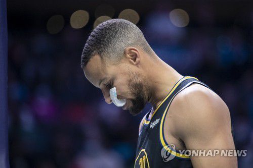 고개 숙인 커리[AP=연합뉴스]