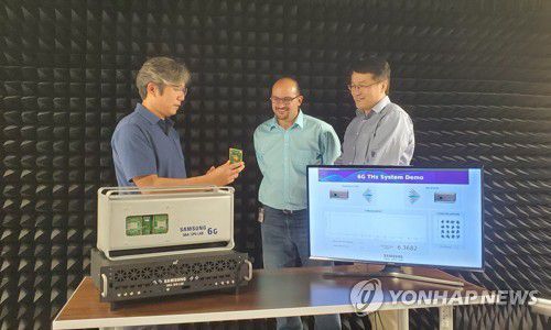 삼성전자, 6G 테라헤르츠 대역에서 무선 통신 시연 성공(서울=연합뉴스) 삼성전자미국 샌타바버라 캘리포니아 주립대와 6G 테라헤르츠(THz) 대역에서 통신 시스템 시연에 성공했다고 밝혔다.     사진은 삼성리서치 아메리카(SRA) 실험실에서 삼성전자 연구원들이 140 GHz 통신 시스템을 시연하는 모습. 2021.6.16      [삼성전자 제공. 재판매 및 DB 금지] photo@yna.co.kr