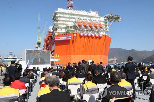 한-모잠비크 FLNG선 출항 명명식 축사하는 문재인 대통령(거제=연합뉴스) 안정원 기자 = 문재인 대통령이 15일 경남 거제시 삼성중공업 거제조선소에서 열린 한-모잠비크 부유식 해양 LNG 액화 플랜트(FLNG)선 출항 명명식에서 축사하고 있다.      코랄 술(Coral-Sul)로 명명된 FLNG는 길이 432m, 폭 66m, 높이 39m의 크기로 세계에서 두 번째로 큰 규모이다.2021.11.15 jeong@yna.co.kr