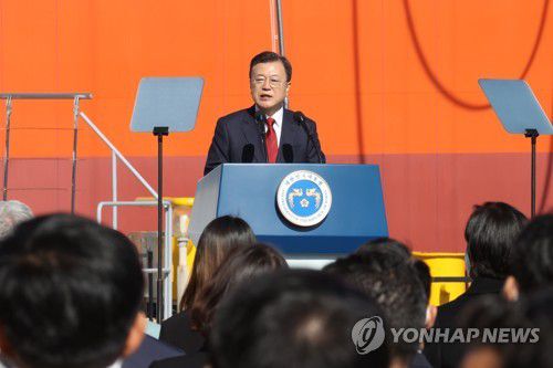 한-모잠비크 FLNG선 출항 명명식 축사하는 문재인 대통령(거제=연합뉴스) 안정원 기자 = 문재인 대통령이 15일 경남 거제시 삼성중공업 거제조선소에서 열린 한-모잠비크 부유식 해양 LNG 액화 플랜트(FLNG)선 출항 명명식에서 축사하고 있다.      코랄 술(Coral-Sul)로 명명된 FLNG는 길이 432m, 폭 66m, 높이 39m의 크기로 세계에서 두 번째로 큰 규모이다.2021.11.15 jeong@yna.co.kr