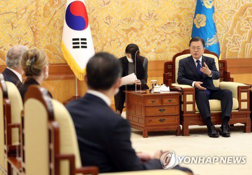 감염병 혁신연합 대표와 대화하는 문재인 대통령(서울=연합뉴스) 안정원 기자 = 문재인 대통령이 16일 오전 청와대에서 리처드 해쳇 감염병혁신연합(CEPI) 대표(왼쪽부터 시계 반대방향),니콜레이션 한국담당관, 안재용 SK 바이오사이언스 사장과 만나 대화하고 있다. 2021.11.16 jeong@yna.co.kr